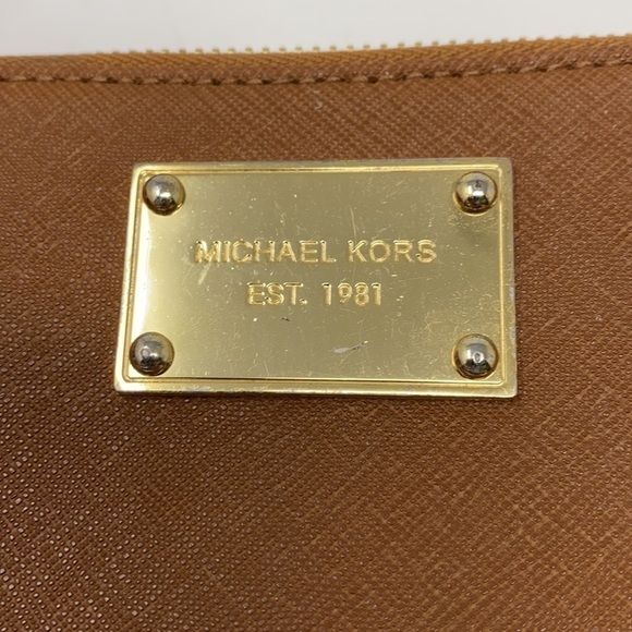𝅺MICHAEL Kors leather brown wristlet zipper closure - Picture 2 of 8